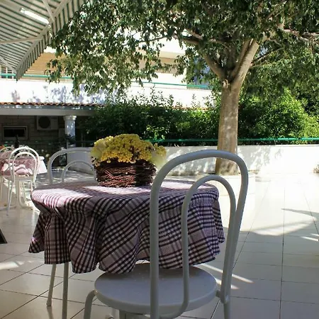 Pino Apartment Makarska